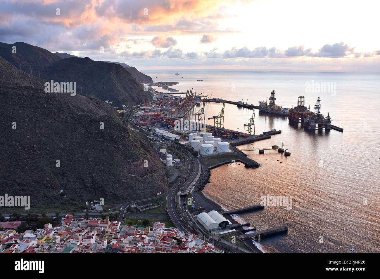 Côte Atlantique du matin avec port industriel de Santa Cruz de Tenerife Iles Canaries Espagne. Banque D'Images