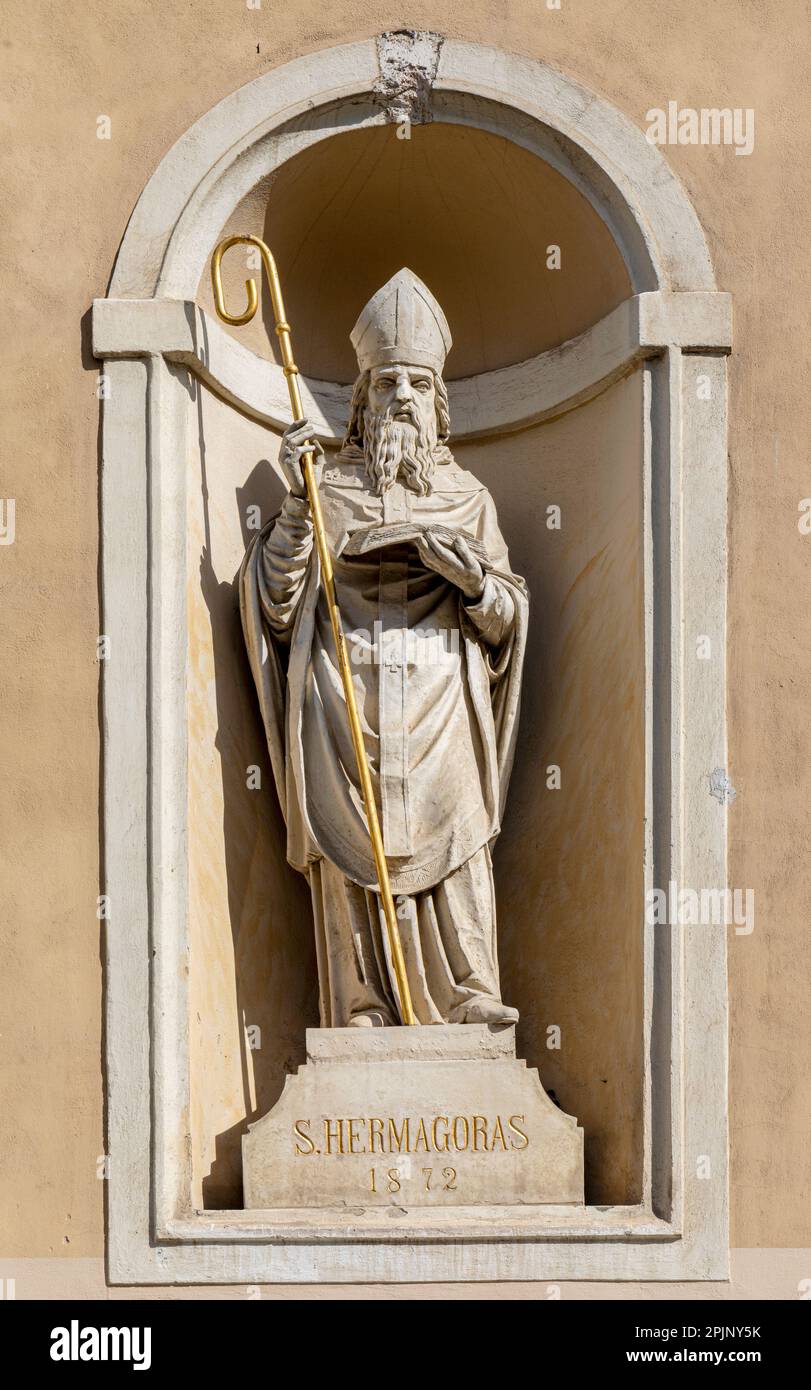Ljubljana, Slovénie. Statue de Saint-Hermagoras à l'extérieur de la rue Cathédrale Nicholas. Saint Hermagoras, connu sous le nom de Saint Hermagoras d'Aquileia, fl. 3rd ou 4 Banque D'Images