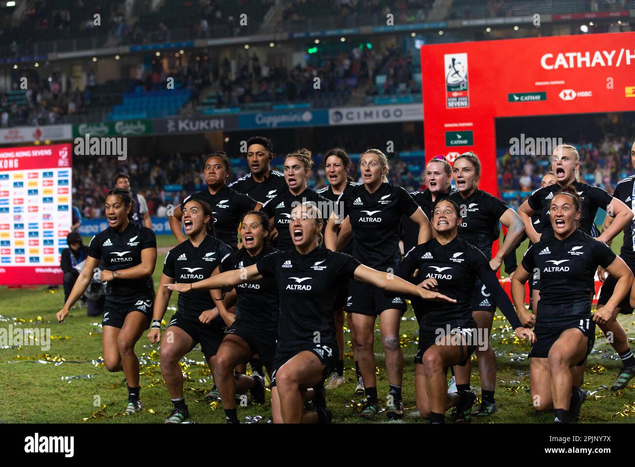 Hong Kong, Chine. 02nd avril 2023. Team New Zealand pour femme exécutant « Ka Mate! » Haka danse au public lors de la cérémonie de remise des prix du Cathay Pacific/HSBC Hong Kong Sevens 2023. Crédit : SOPA Images Limited/Alamy Live News Banque D'Images