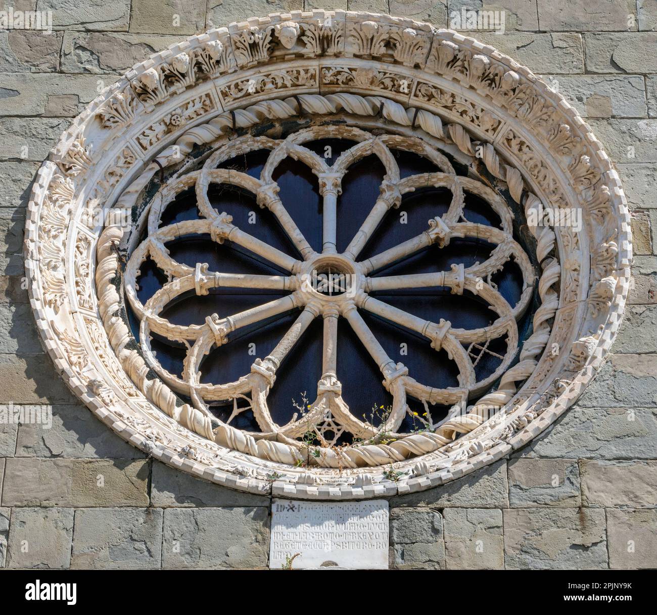 Façade et rosace de l'église de San Lorenzo, Manarola, la Spezia, Ligurie, Italie. L'église de style gothique ligure date de la mi-14th ce Banque D'Images