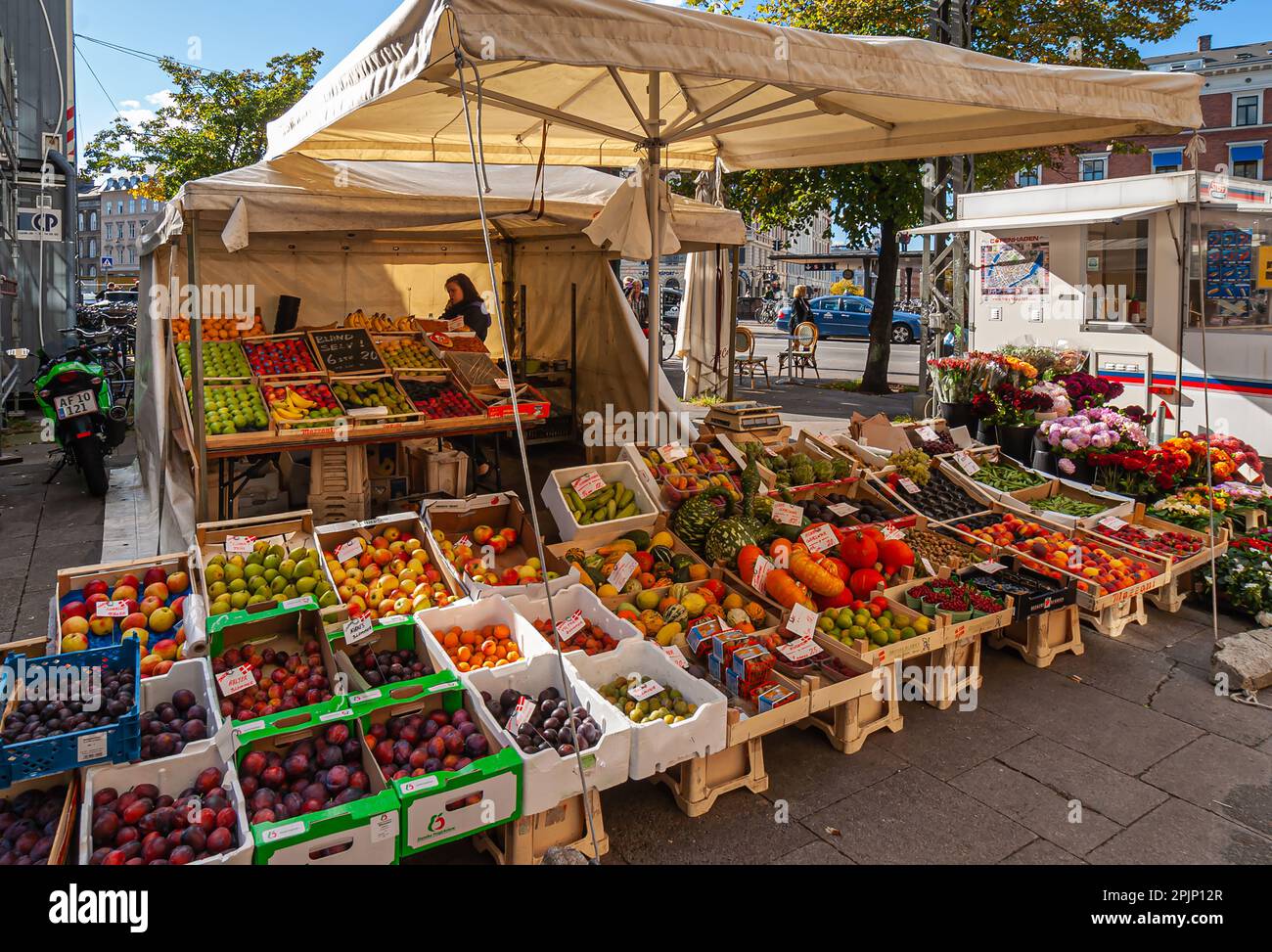 Copenhague, Danemark - 13 septembre 2010 : large sélection de variétés de fruits de différentes couleurs au stand de tente avec vendeur femelle près de Norrebor Banque D'Images