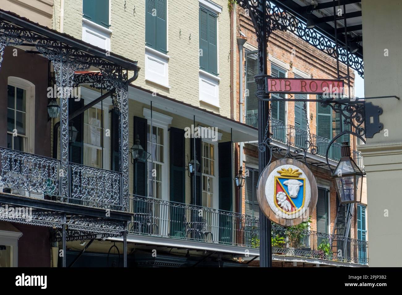LA NOUVELLE-ORLÉANS, LA, États-Unis - 2 AVRIL 2023 : panneaux du restaurant Rib Room avec toile de fond des bâtiments historiques du quartier français Banque D'Images