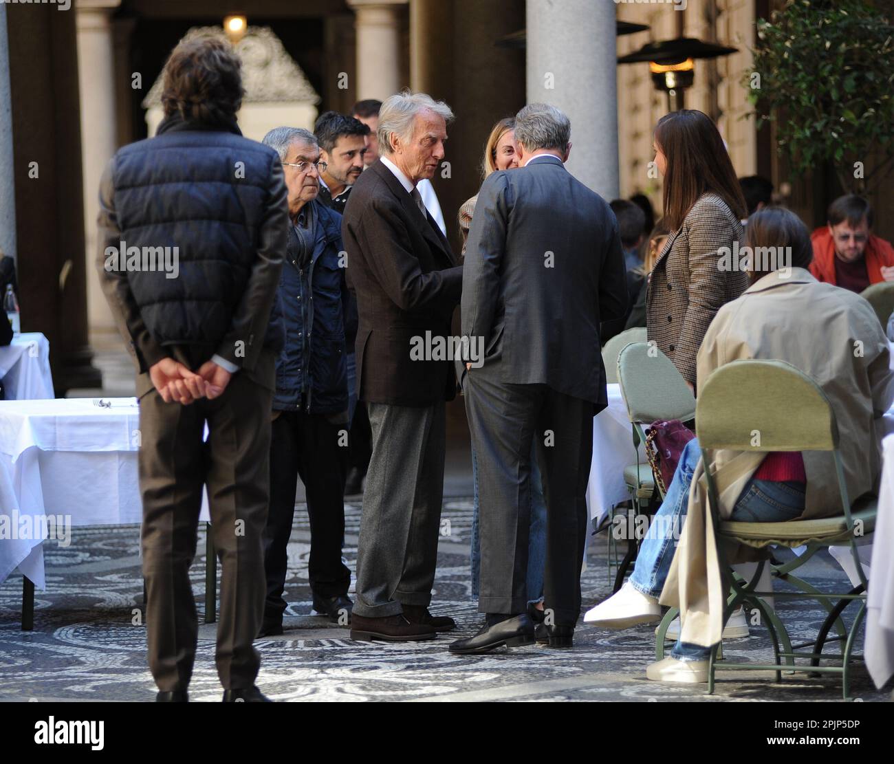 Milan, . 03rd avril 2023. Milan, 03-04-2023 Atty. Luca Cordero di Montezemolo 75 ans, entrepreneur, chef d'entreprise, homme politique, ancien président de Ferrari jusqu'en 2014, fondateur d'Italo trains, aujourd'hui président de NTV, la première compagnie privée de train à grande vitesse en Europe, surpris dans un restaurant bien connu dans le centre avec un ami. Après avoir dit au revoir à quelques amis, Luca Cordero di Montezemolo prend une longue promenade le long des rues du quadrilatère, puis entre dans une boutique pour acheter des liens, avant de partir. Crédit : Agence photo indépendante/Alamy Live News Banque D'Images