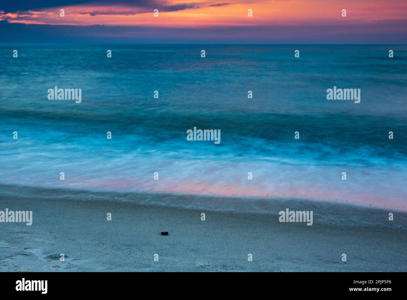 la lumière du soleil couchant se reflète dans le gris de la mer Banque D'Images