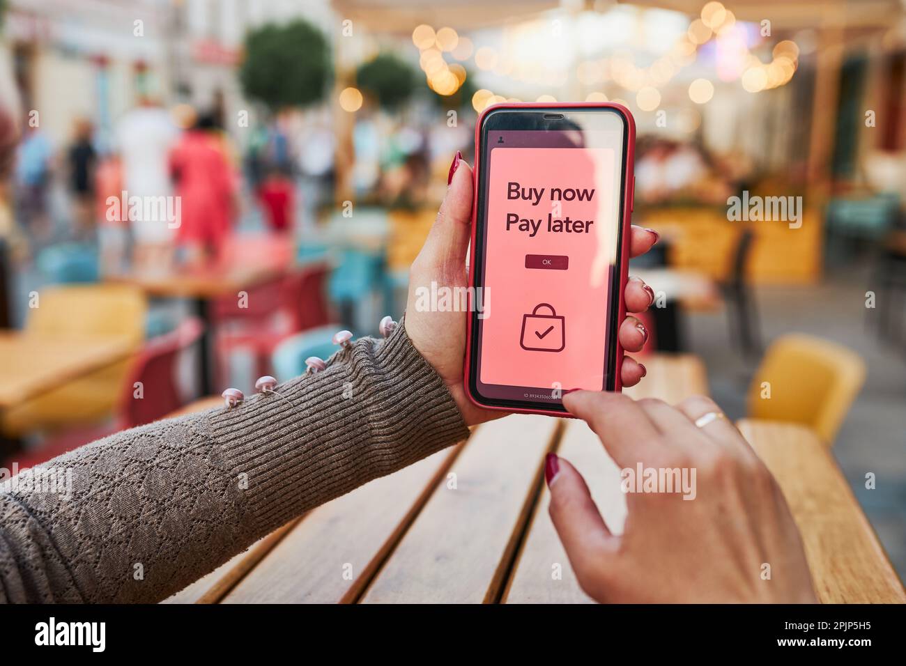 BNPL Acheter maintenant payer plus tard service d'achat en ligne sur smartphone. Achats en ligne. Paiement après livraison. Effectuez le paiement après l'achat sans ajout Banque D'Images