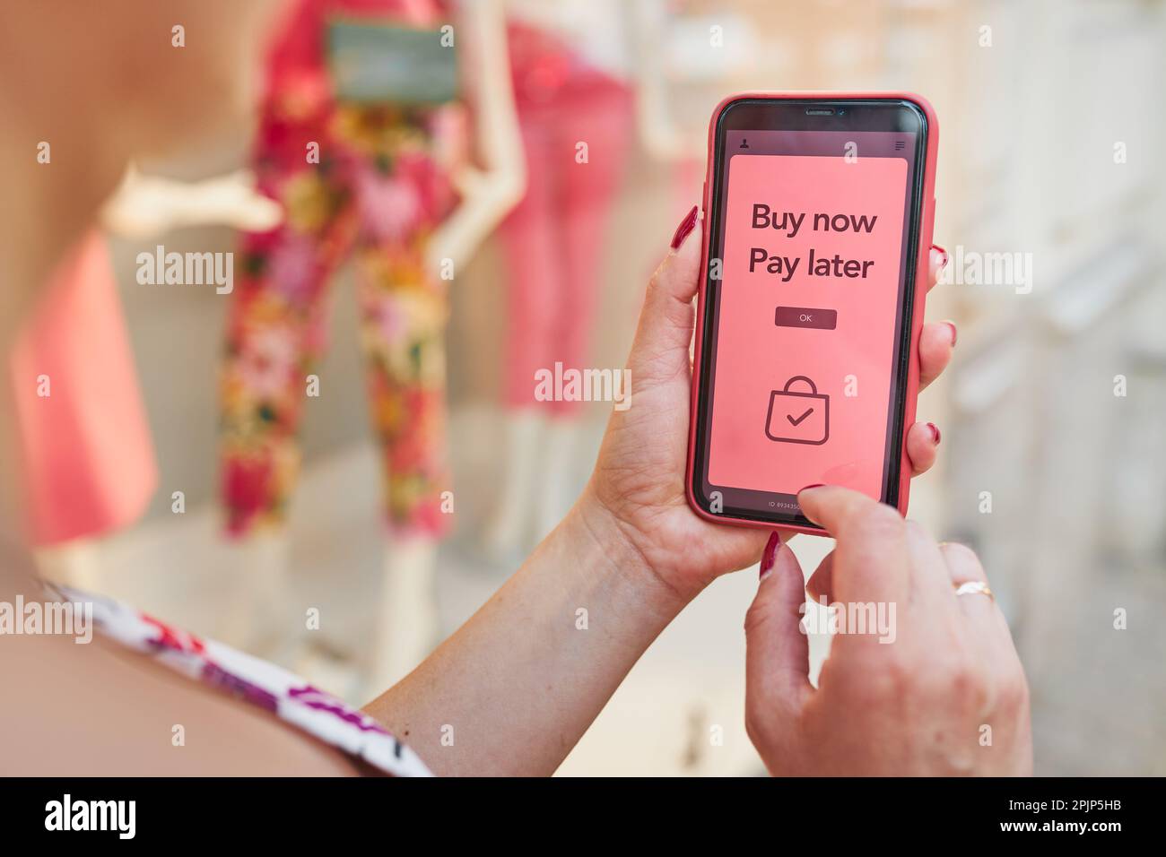BNPL Acheter maintenant payer plus tard service d'achat en ligne sur smartphone. Achats en ligne. Paiement après livraison. Effectuez le paiement après l'achat sans ajout Banque D'Images