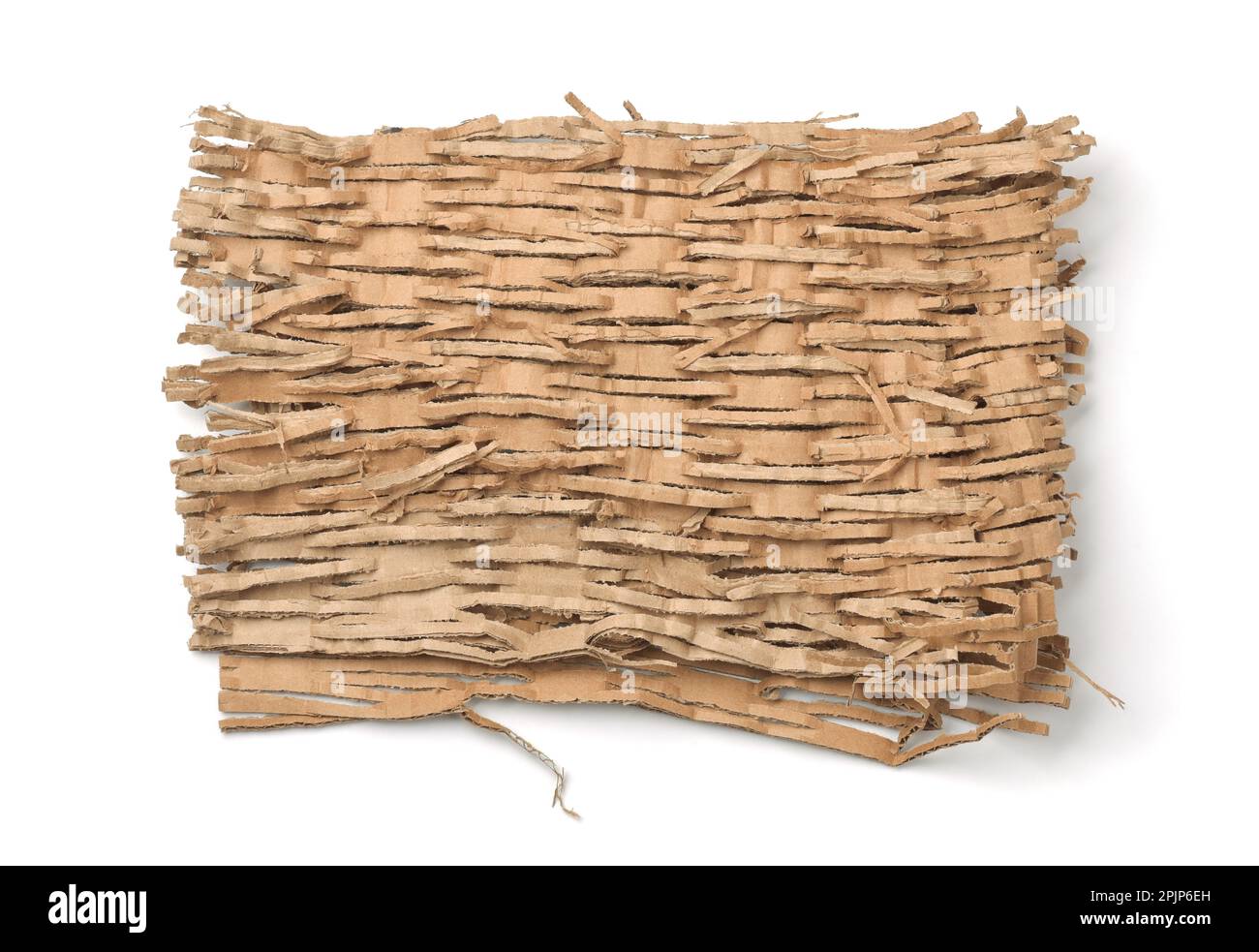 Vue de dessus du mastic d'emballage en carton ondulé déchiqueté isolé sur blanc Banque D'Images