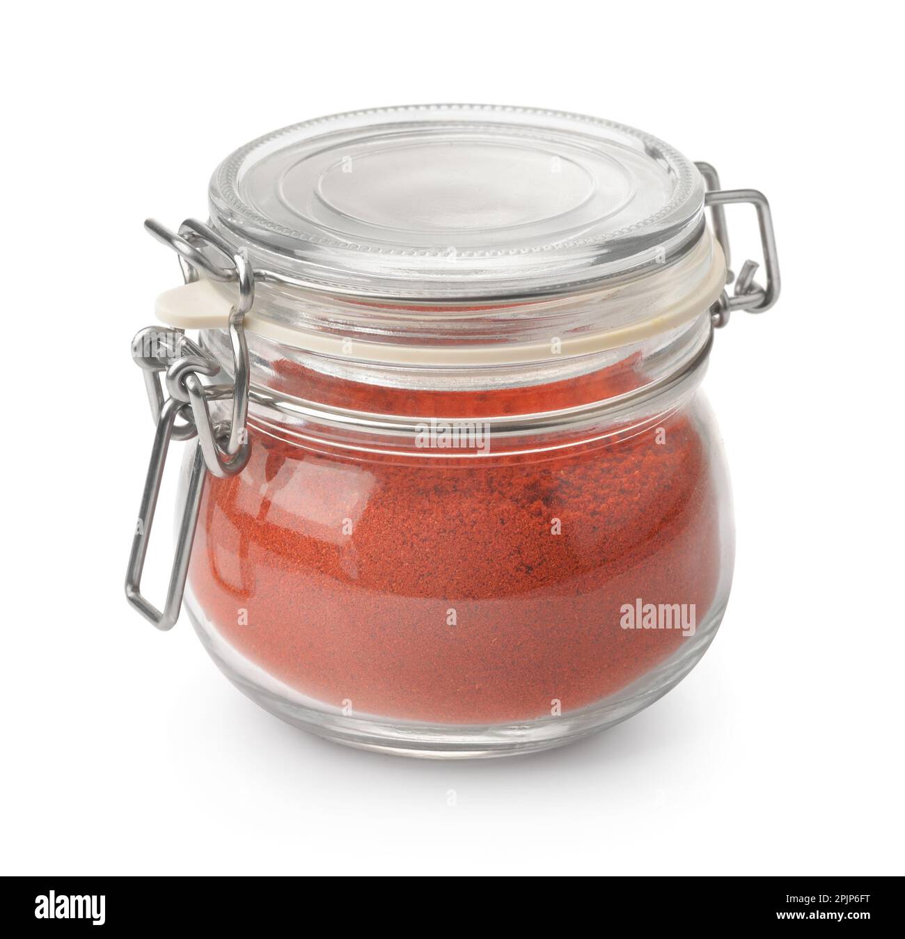 Pot en verre de poudre de paprika rouge isolé sur blanc Banque D'Images