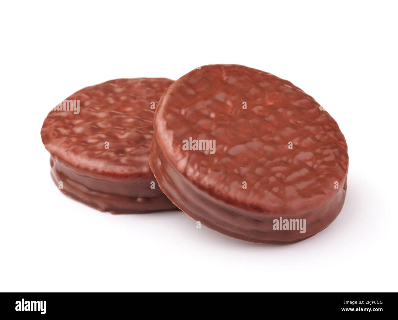 Deux biscuits sandwich ronds recouverts de chocolat isolés sur du blanc Banque D'Images