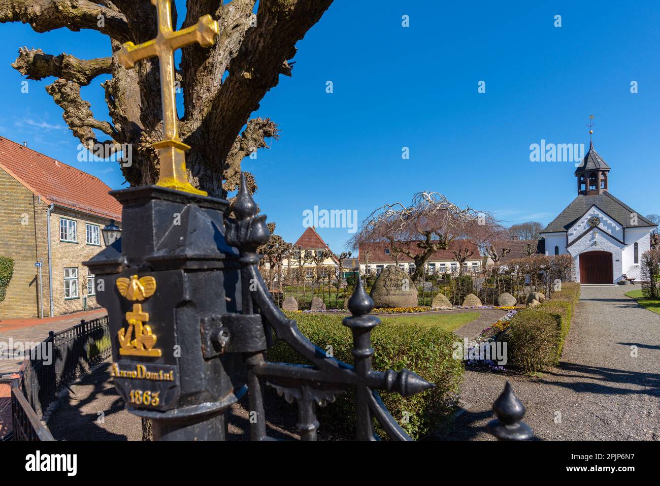 Chapelle et cimetière historique de 1863, ancien village de pêcheurs de Holm, ville du Schleswig sur le fjord Schlei, Schleswig-Holstein, Allemagne du Nord, Europe Banque D'Images