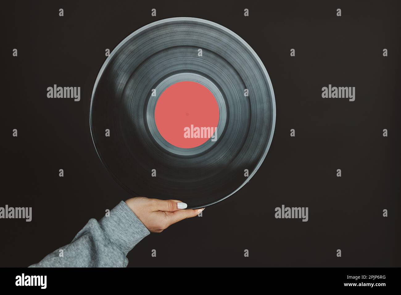 Femme titulaire d'un disque vinyle. La passion de la musique. Écouter de la musique à partir d'un enregistrement analogique. Lecture de musique à partir d'un disque analogique sur le lecteur de platine. Écouter de la musique f Banque D'Images