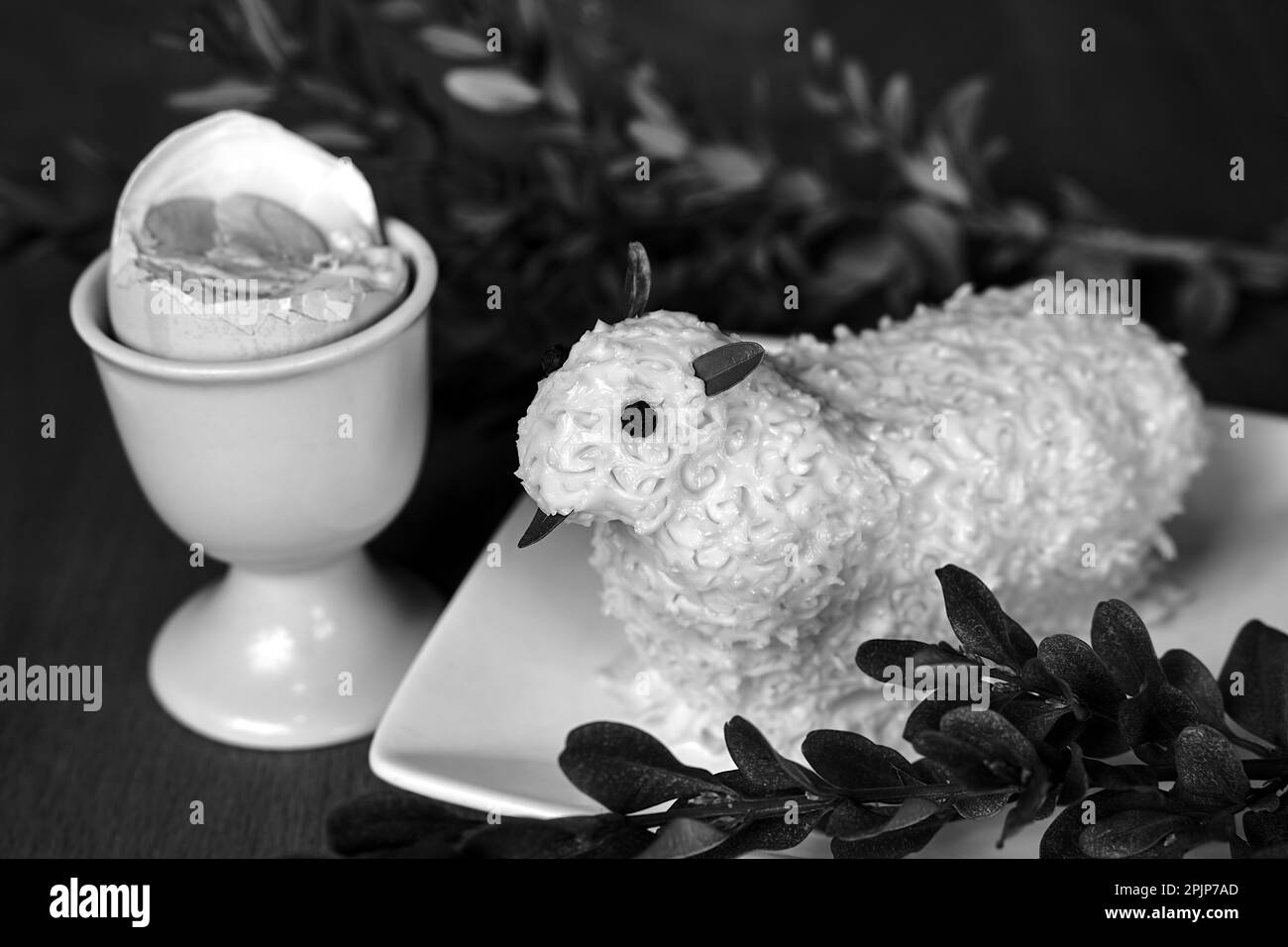 Œuf dur et agneau au beurre pour le petit déjeuner de Pâques en Pologne, monochrome Banque D'Images