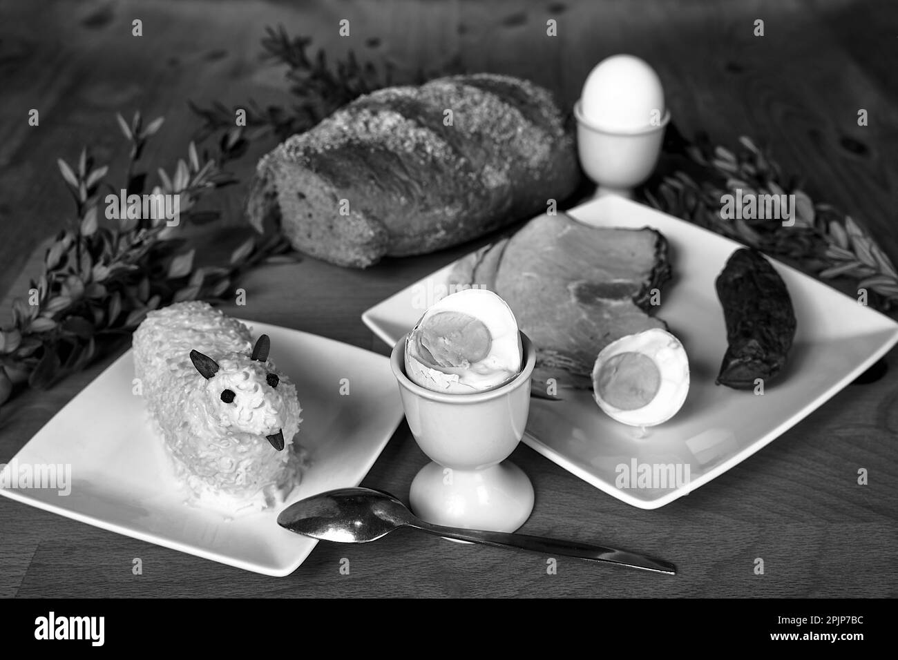 Plats traditionnels pour le petit déjeuner de Pâques et le beurre d'agneau en Pologne, monochrome Banque D'Images