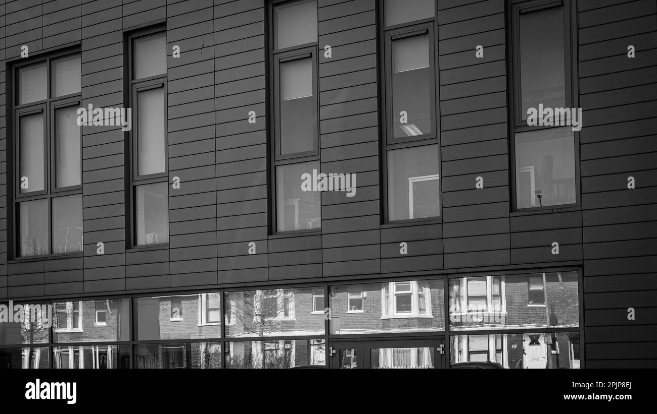 Architecture contrastée - ancienne reflétée dans la nouvelle. Maisons en terrasse et bâtiment moderniste. Résumé. Image noir et blanc à contraste élevé Banque D'Images