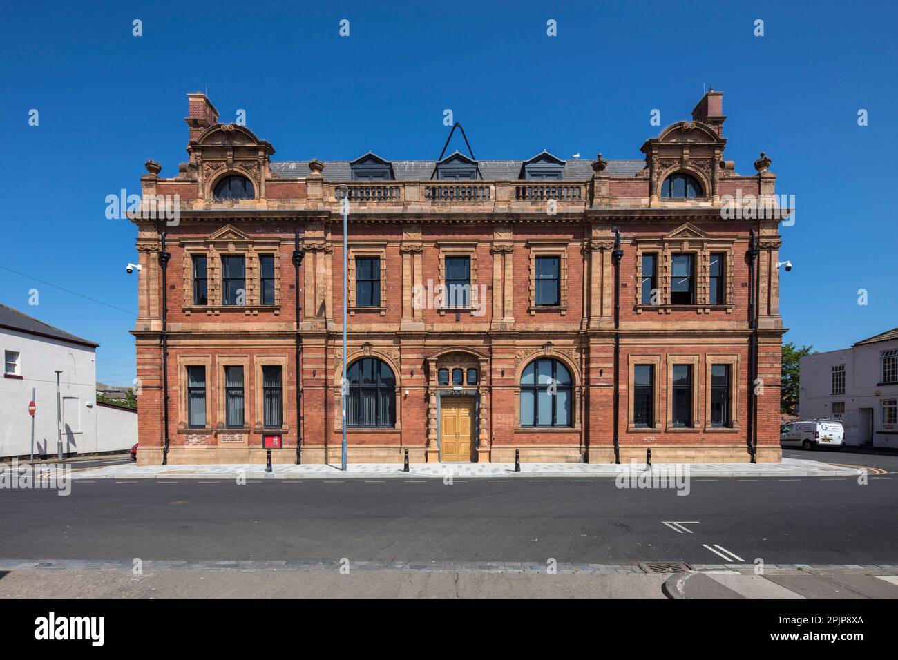 Vue en plan de la façade d'origine du bureau de poste. Whitby Street  Studios, Hartlepool, Royaume-Uni. Architecte: Groupe Ginger, 2021 Photo  Stock - Alamy