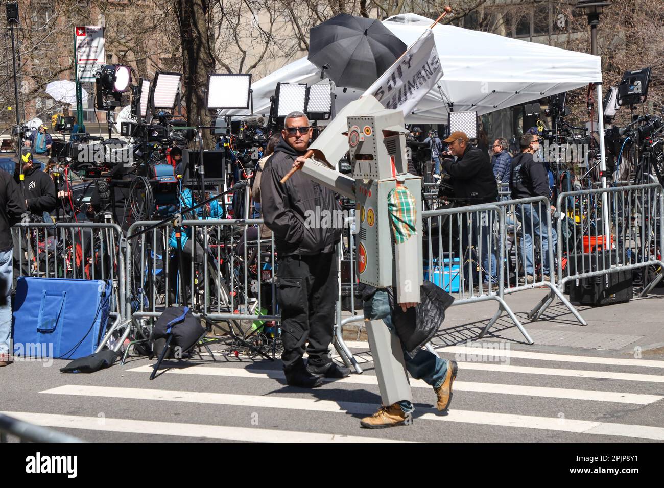 A l'extérieur de la cour criminelle de New York, États-Unis, lundi, 3 avril 2023. Donald Trump est devenu le premier ancien président américain à être inculpé, lorsqu'un grand jury de Manhattan, le procureur du district de Manhattan, Alvin Bragg, s'était réuni en janvier dernier pour déterminer qu'il y avait suffisamment de preuves pour poursuivre une affaire contre lui. Credit: Brésil photo Press/Alamy Live News Banque D'Images