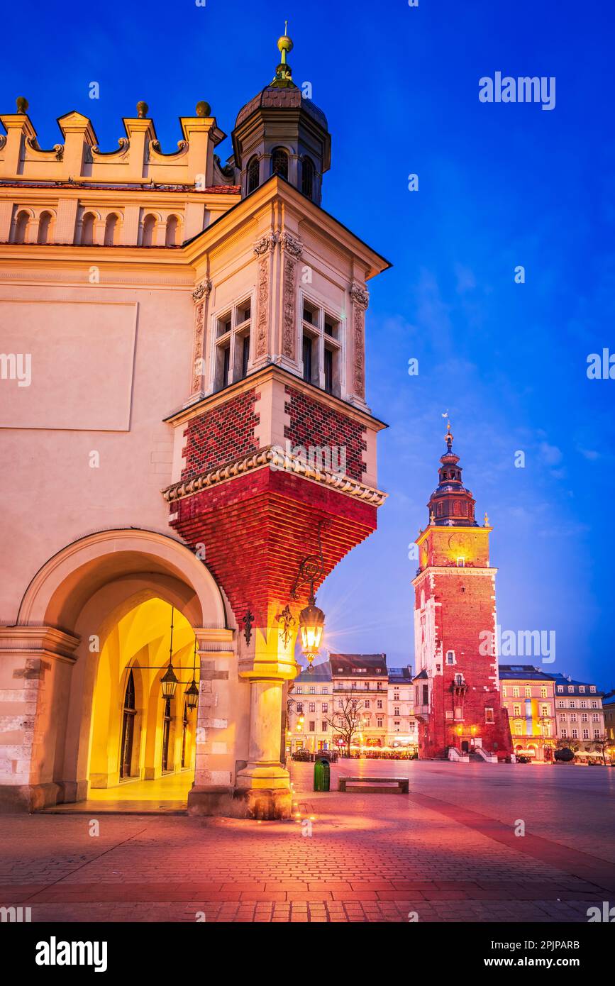 La place Rynek de Cracovie, en Pologne, est un charmant marché médiéval, des maisons de ville colorées et des sites historiques, illuminés par la lueur chaleureuse de la rue Banque D'Images