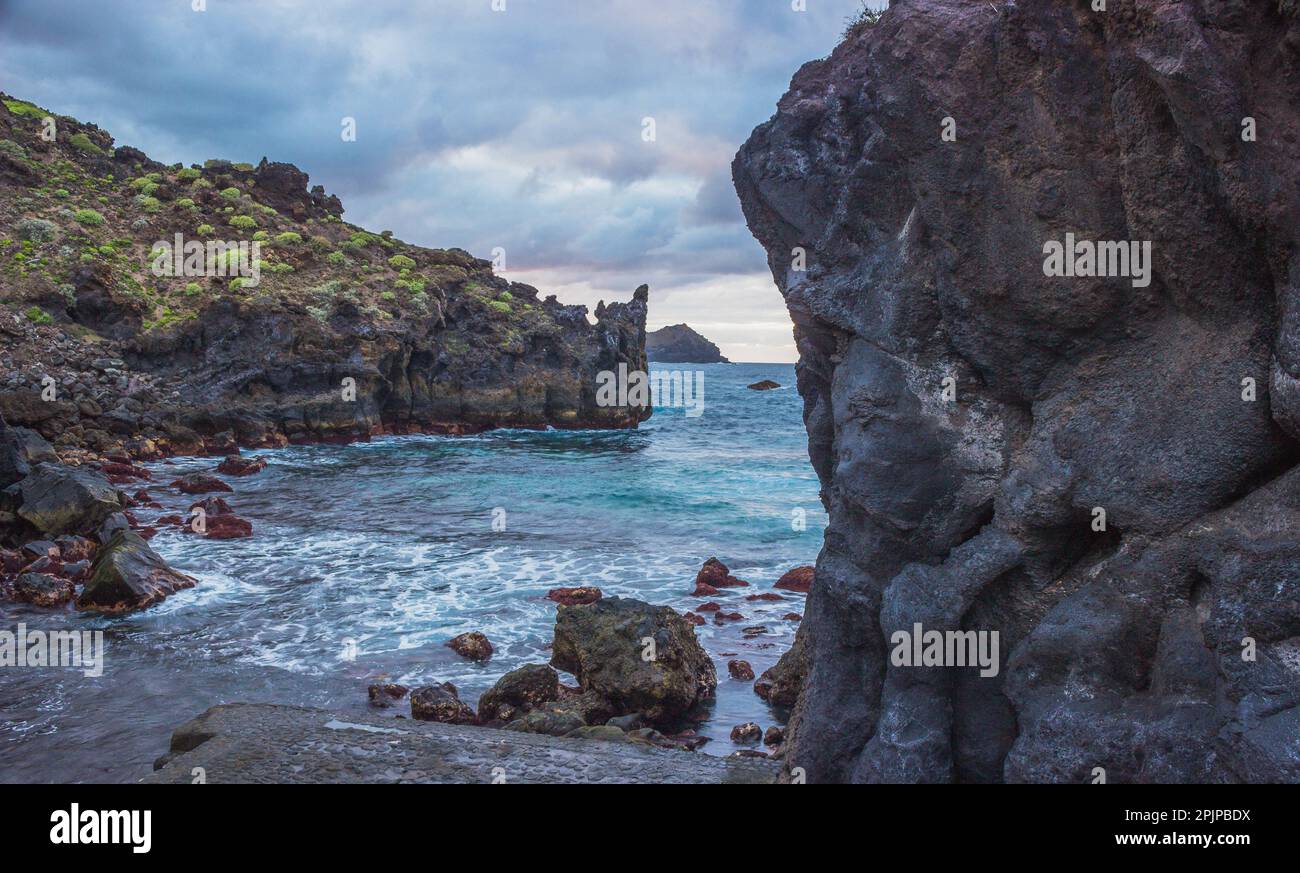Cette photo montre une vue panoramique sur un rivage rocheux en Islande Banque D'Images
