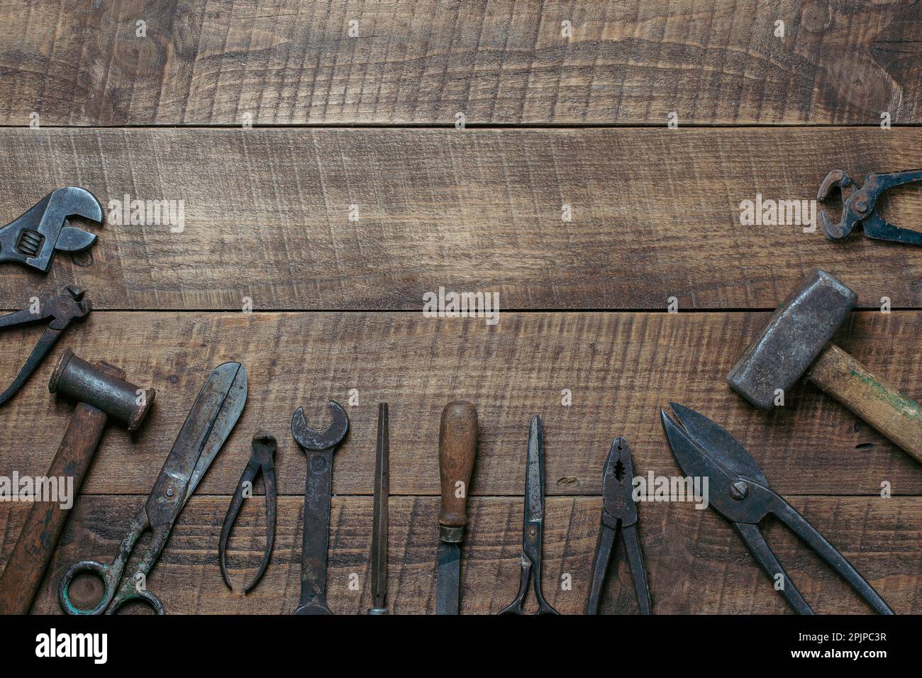 Outils vintage affichés sur fond de bois, gros plan, vue de dessus, espace de copie. Mauvais réglage des anciens outils de travail Banque D'Images
