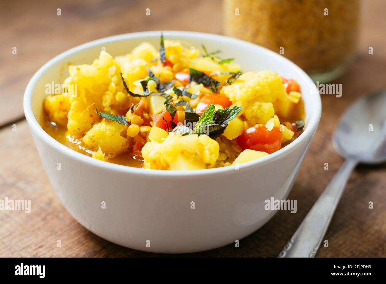 Lentil jaune, chou-fleur, soupe au curry de pommes de terre Banque D'Images