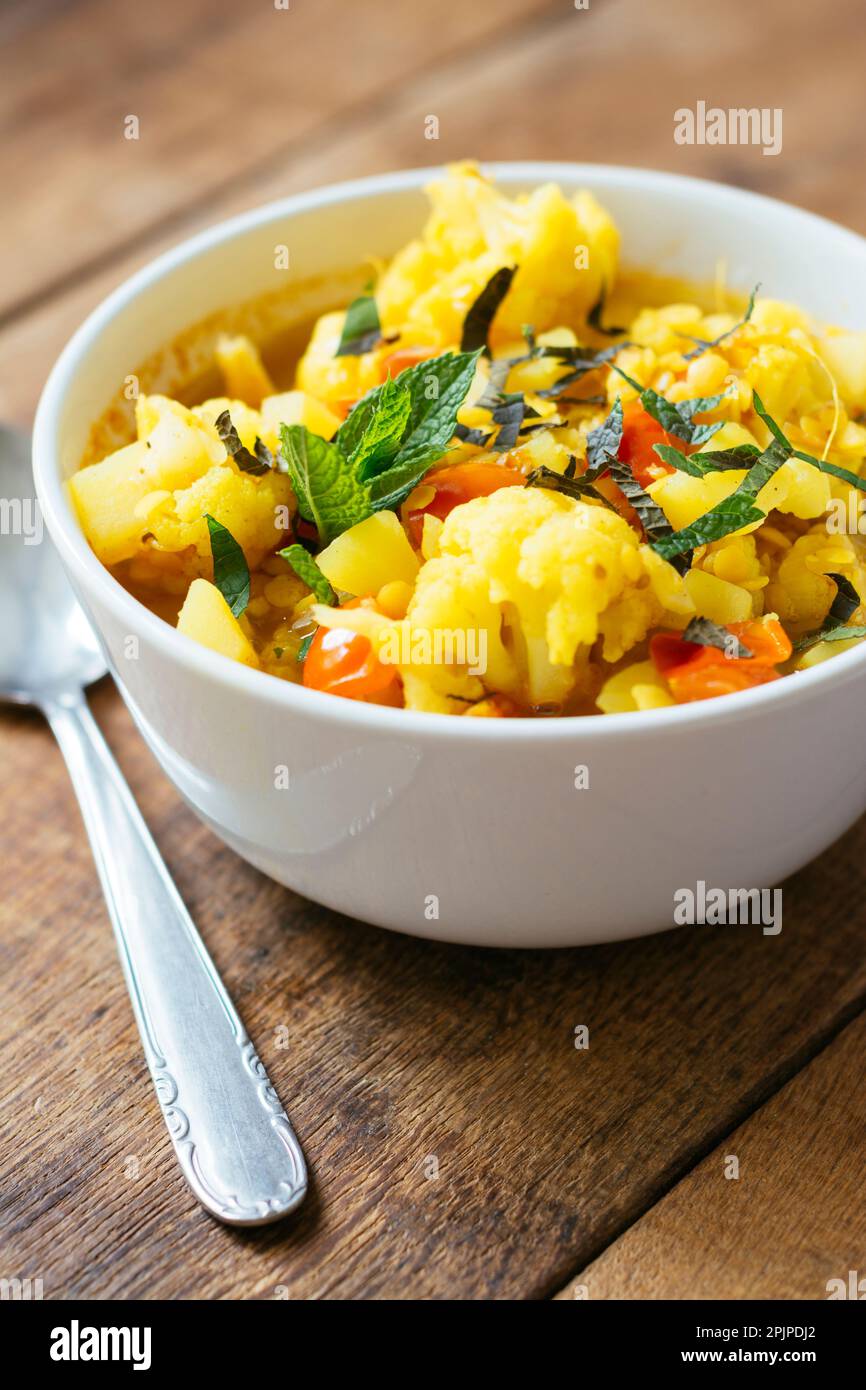Lentil jaune, chou-fleur, soupe au curry de pommes de terre Banque D'Images