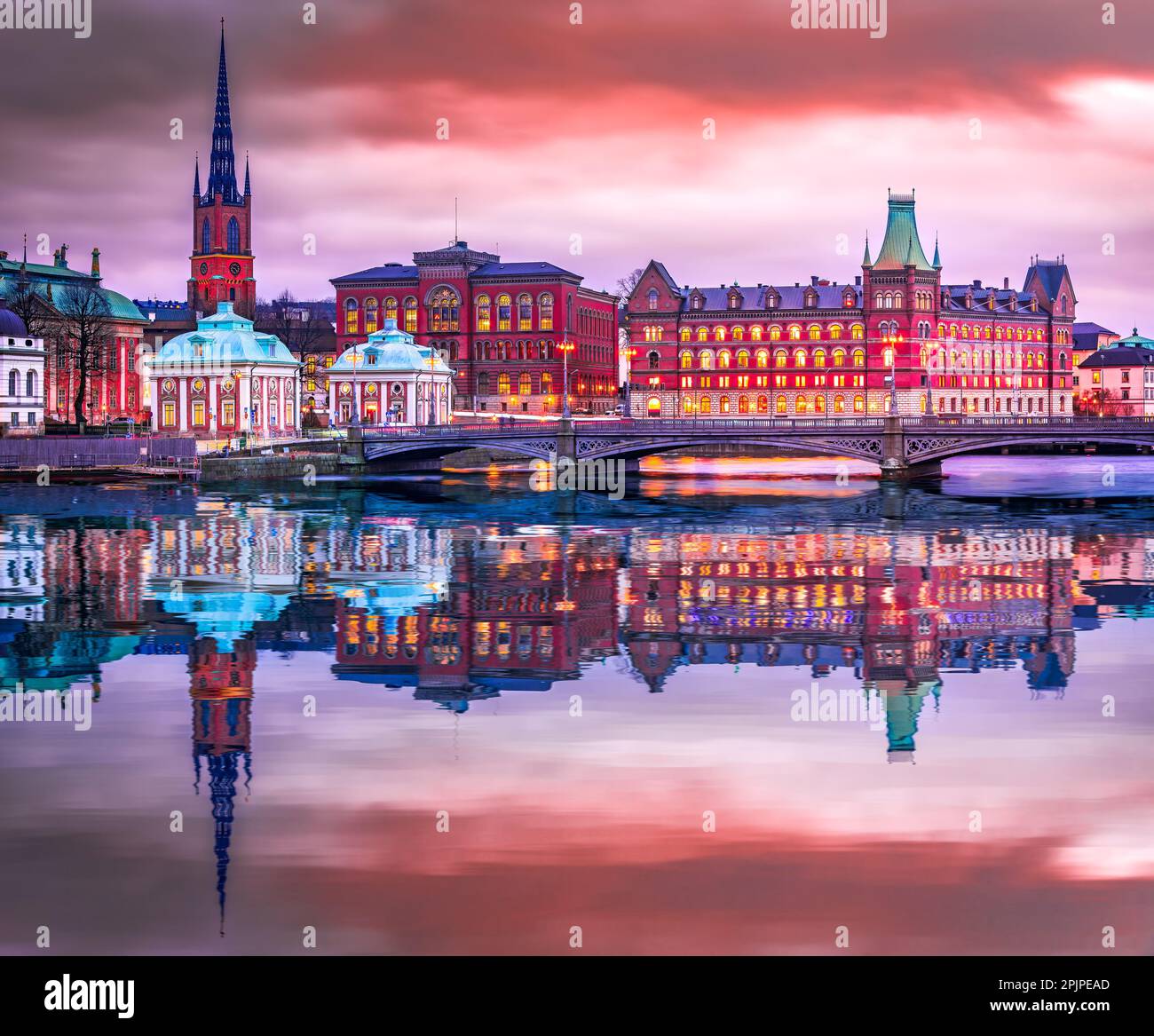 Stockholm, Suède. Gamla Stan et Riddarholmen Islet, entourés d'un crépuscule nuageux et d'une atmosphère pittoresque pour les voyageurs. Banque D'Images