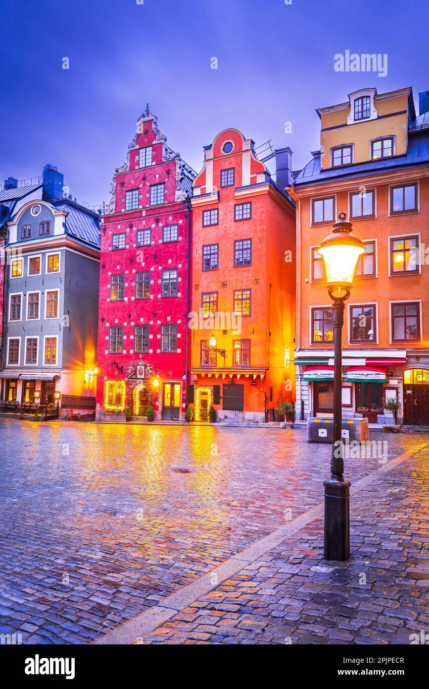 Stockholm, Suède. Les charmantes rues de Gamla Stan ont été entourées d'un crépuscule nuageux et d'une atmosphère pittoresque pour les voyageurs. Banque D'Images