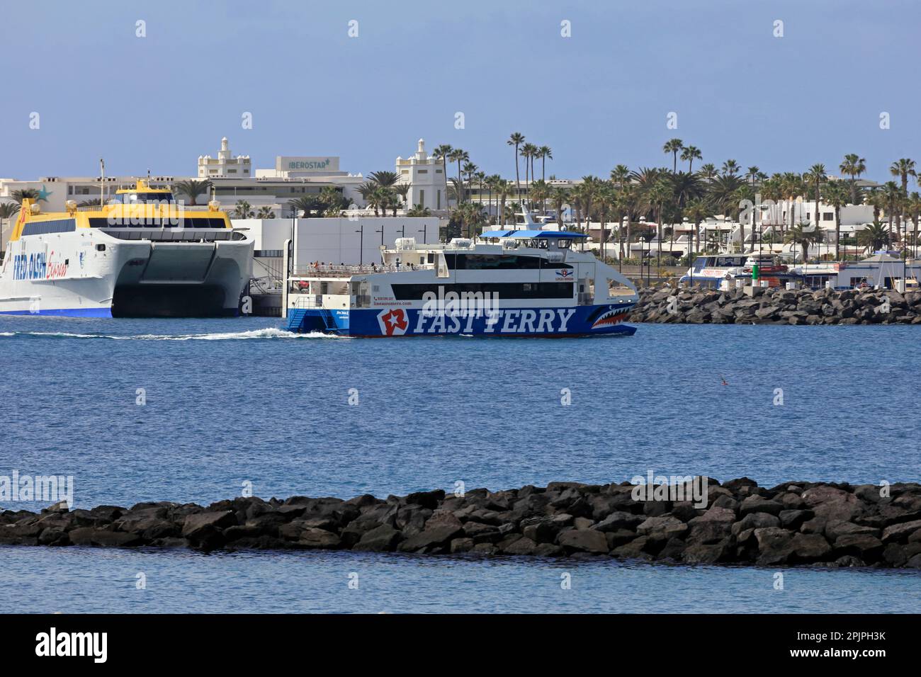 Ferry rapide en bateau au port de Playa Blanca Lanzarote . Aussi, Fred Olsen ferry amarré à quai. February2023. Banque D'Images