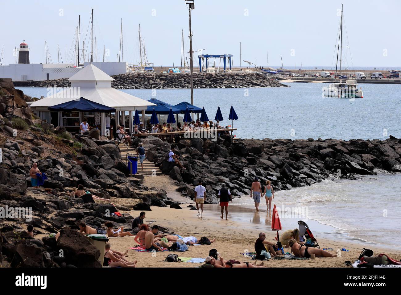 Bar sur les rochers, plage Playa Blanca, Lanzarote. Février 2023. Banque D'Images