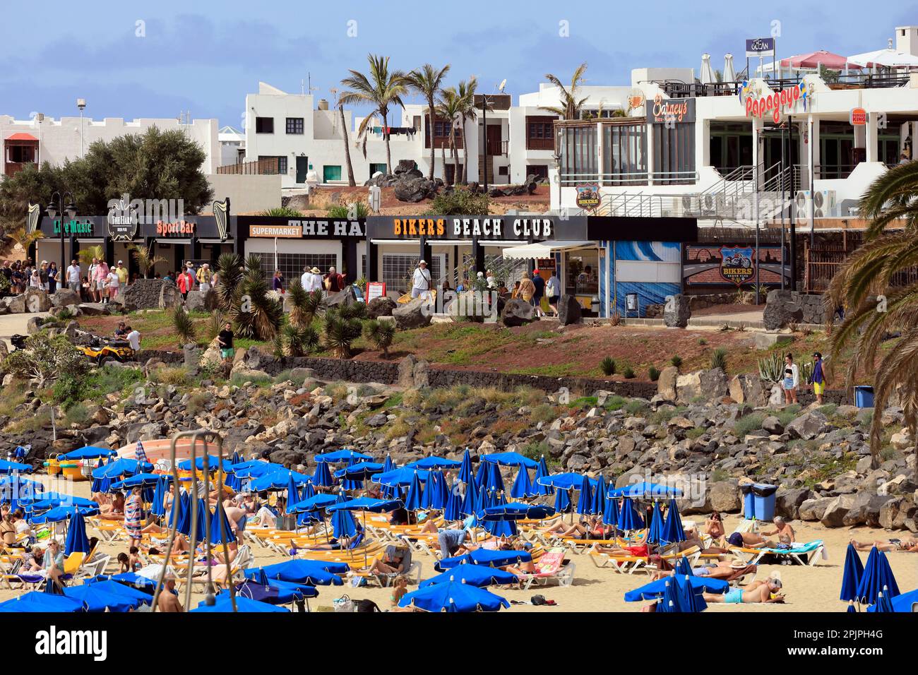 Le Bikers Beach Club bar et d'autres cafés, bars et restaurants en bord de mer, Playa Dorada, Playa Blanca, Lanzarote, îles Canaries, Espagne Banque D'Images