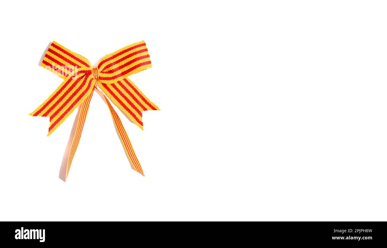 Arc de drapeau catalan sur fond blanc Banque D'Images