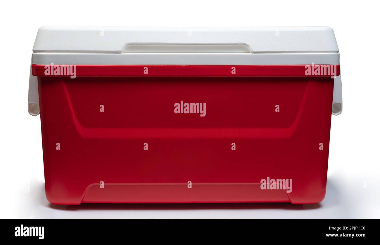 Vue avant du réfrigérateur thermique en plastique rouge fermé isolée sur fond blanc de studio Banque D'Images