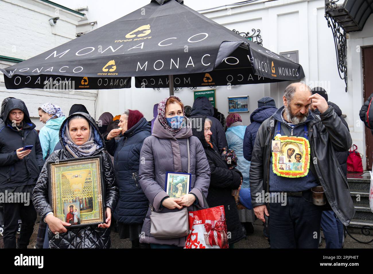 KIEV, UKRAINE - le 03 AVRIL 2023 - les partisans de l'Eglise orthodoxe ukrainienne (Patriarcat de Moscou) ont des icônes sur le territoire de la Kyiv Pechersk Lavra, Kiev, capitale de l'Ukraine. Banque D'Images