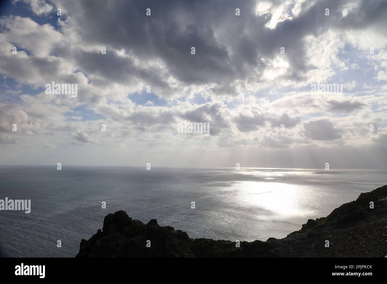 Horizon au-dessus de la mer avec ciel nuageux Banque D'Images