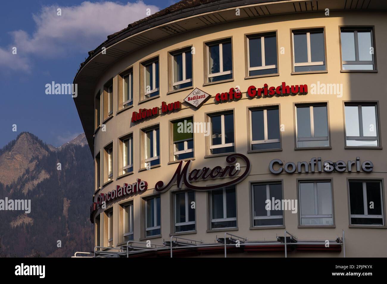 CHUR, SUISSE - 03 MARS 2023 : vue extérieure du café confiserie Maron à Bahnhofplatz Banque D'Images
