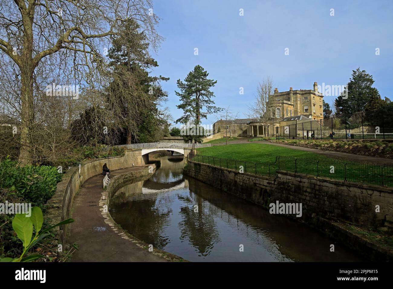 Sydney Gardens et canal Kennet et Avon, Bath, Somerset avec ciel bleu. Mars 2023. Ressort Banque D'Images