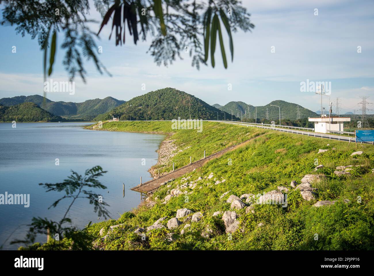 Le paysage et la nature au barrage de Pran Buri ou Mae Nam Pran Buri près de la ville de Pranburi près de la ville de Hua Hin dans la province de Prachuap Khir Banque D'Images