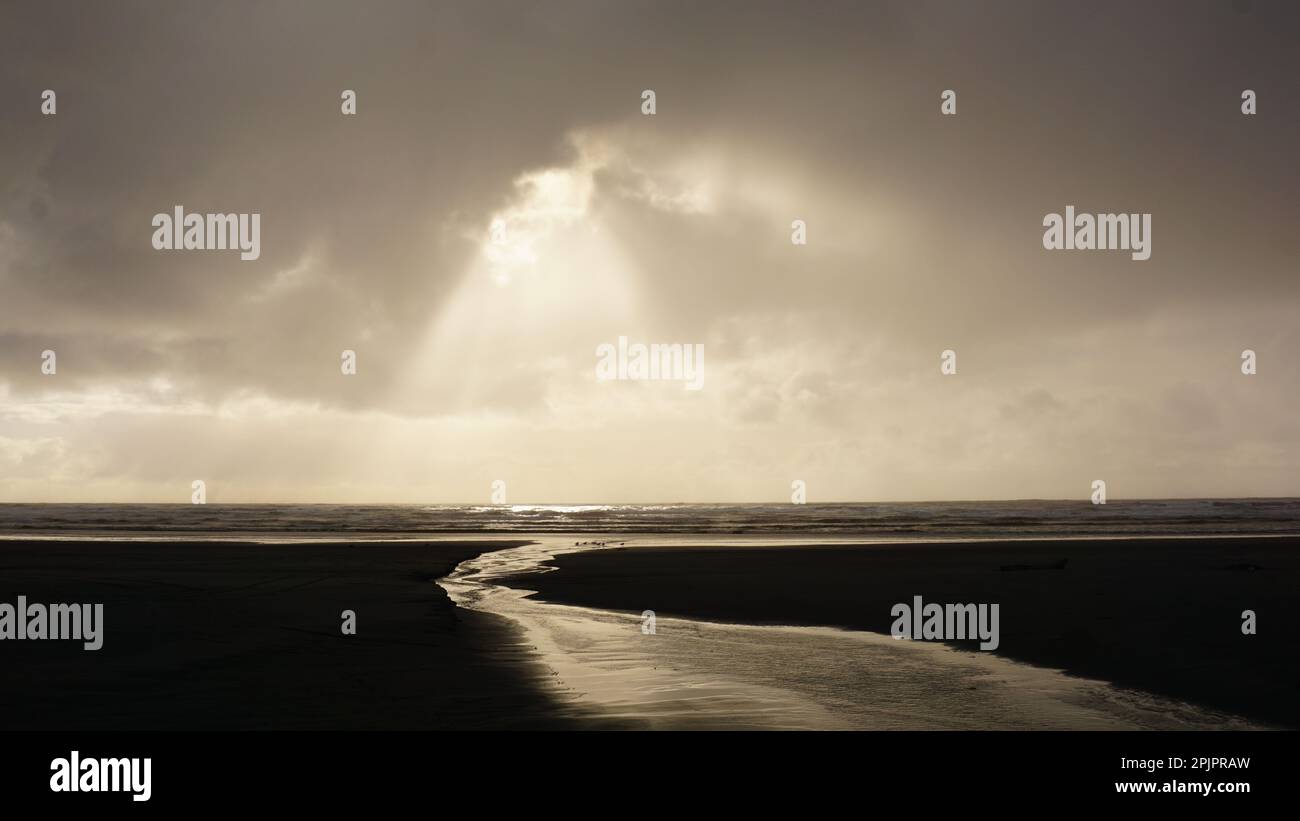 Rayon de lumière avant le coucher du soleil pour la journée Banque D'Images