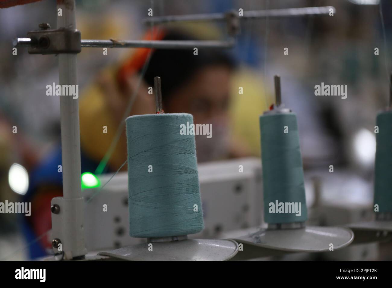 Un ouvrier du vêtement travaille dans une usine de vêtements prête à l'emploi au Bangladesh. Banque D'Images