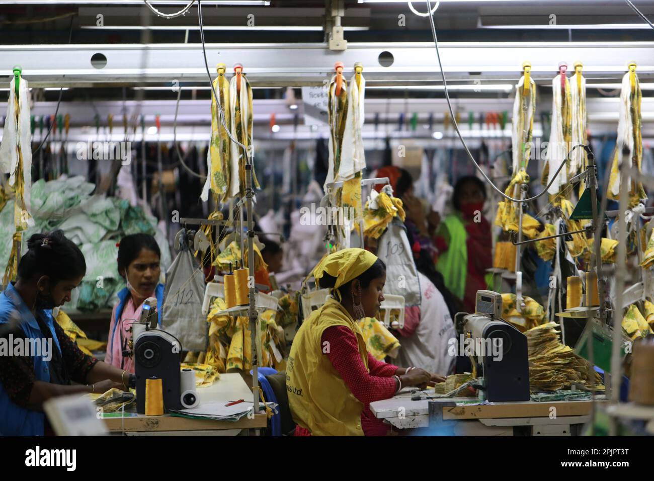 Les travailleurs du vêtement travaillent dans une usine de confection prête à l'emploi au Bangladesh. Banque D'Images