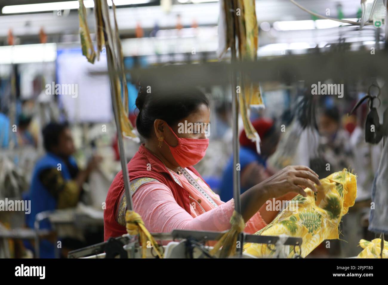 Les travailleurs du vêtement travaillent dans une usine de confection prête à l'emploi au Bangladesh. Banque D'Images