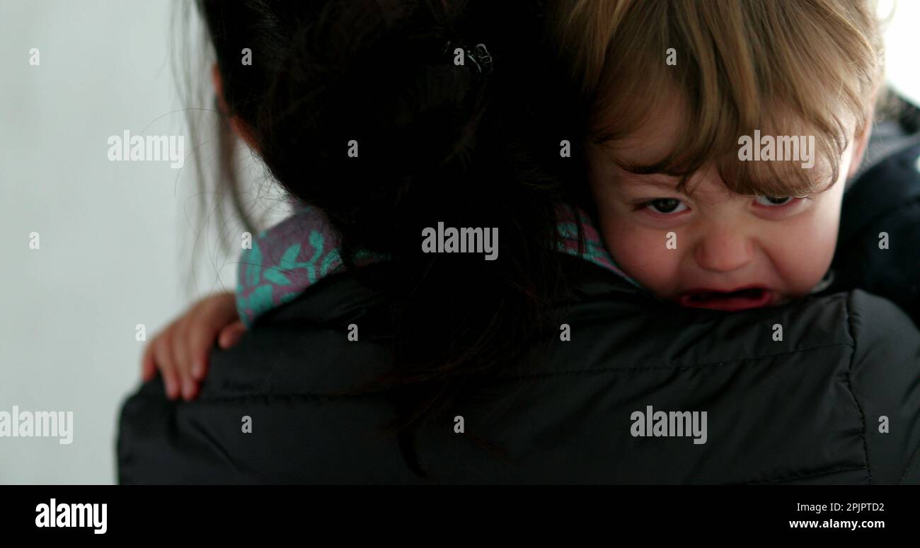 Mère apaisante pleurs bébé garçon. Une maman affectueuse tenant un enfant tégueux Banque D'Images