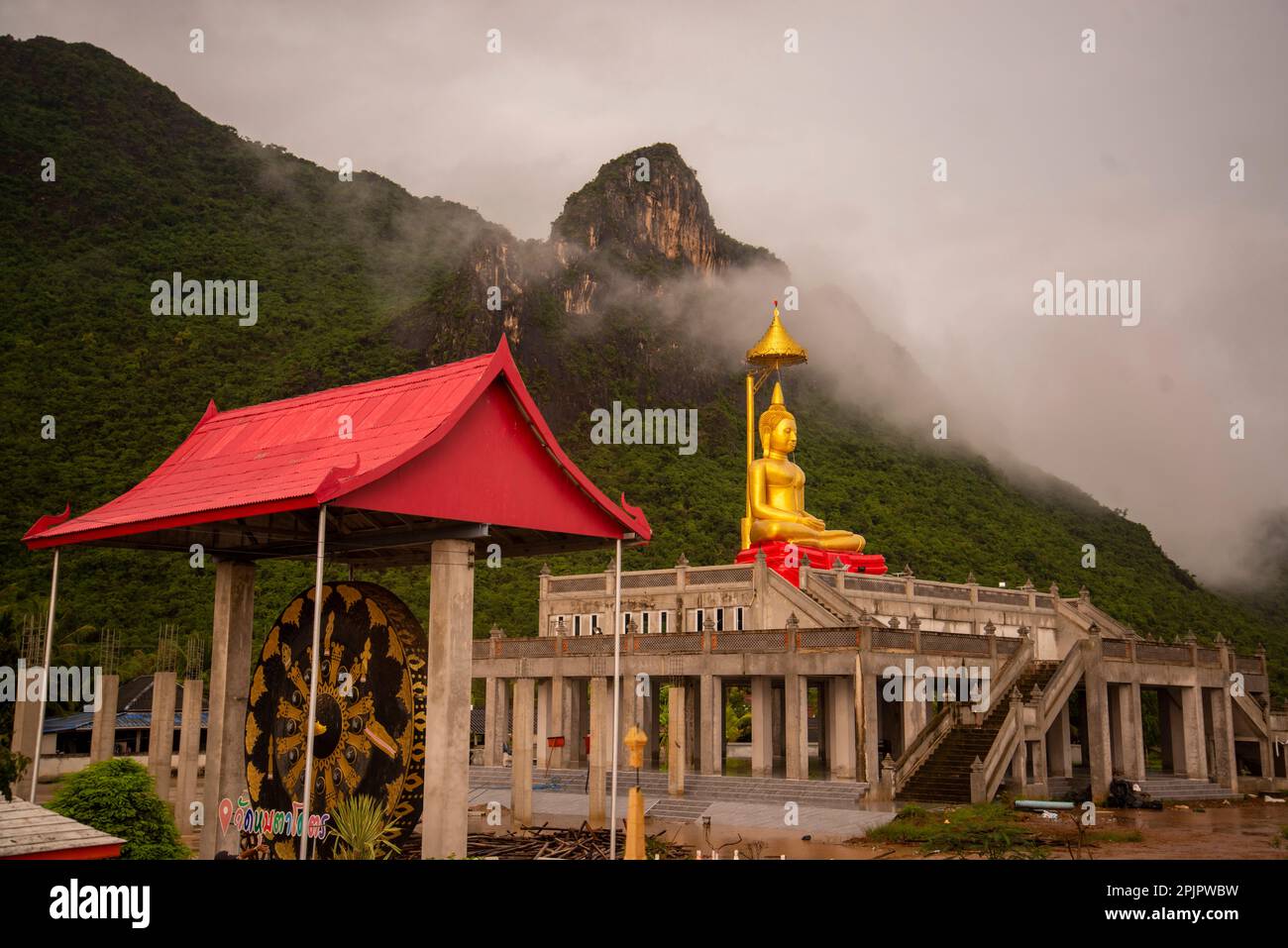 Le Wat HUP Ta Khot au parc national Sam Roi Yot dans la province de Prachuap Khiri Khan en Thaïlande, Hua Hin, décembre 2022 Banque D'Images