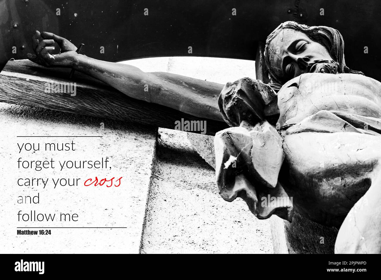 "Vous devez oublier vous porter votre croix et suivre moi" Bible verset citation. Vue à angle bas de la sculpture en bois de Jésus-Christ Banque D'Images