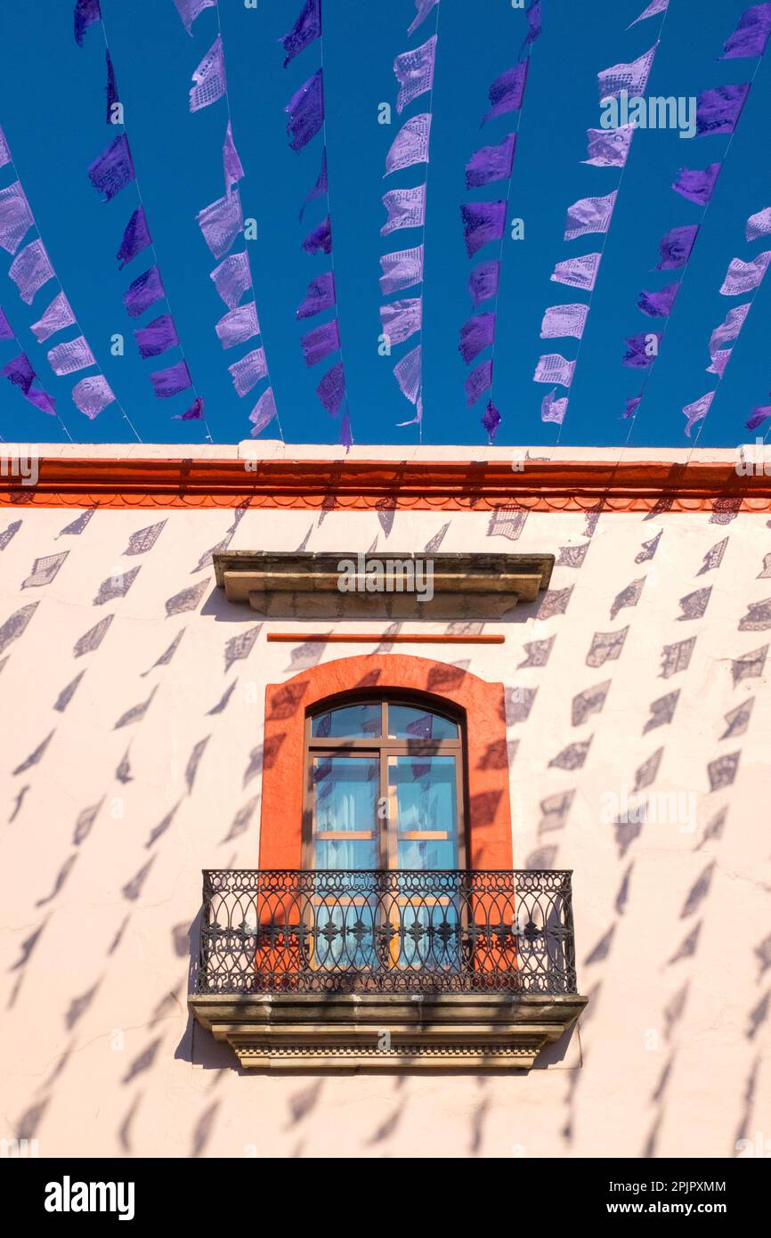 Détails d'une façade d'une maison coloniale avec des ombres papel picado, centre historique Oaxaca de Juarez, état Oaxaca, Mexique Banque D'Images