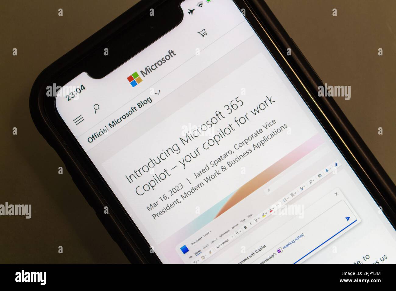 Vancouver, CANADA - Mar 29 2023 : Blog post « Présentation de Microsoft 365 CoPilot – votre copilot pour le travail » vu en blogs.microsoft.com sur un iPhone. Banque D'Images