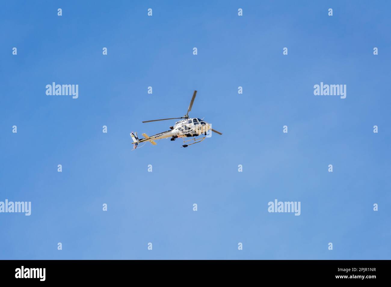Victorville, CA, États-Unis – 17 mars 2023 : hélicoptère du shérif du comté de San Bernardino survolant Victorville, Californie. Banque D'Images
