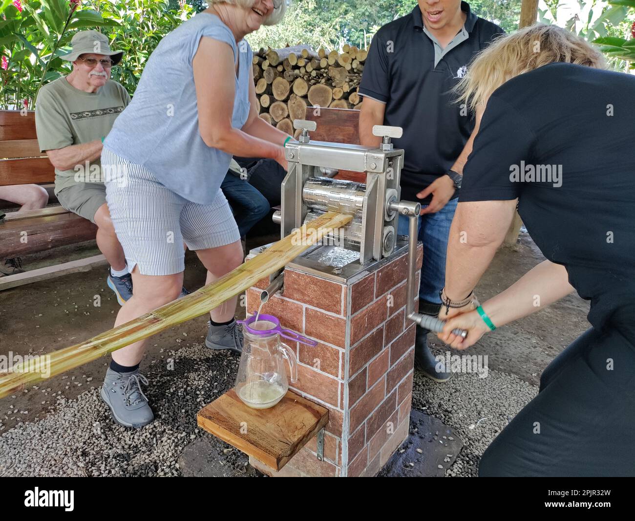 La Fortuna, Costa Rica - Un guide à Finca Educativa Don Juan (Don Juan Educativa Farm) aide les visiteurs à apprendre comment extraire le jus de la canne à sucre. CR Banque D'Images