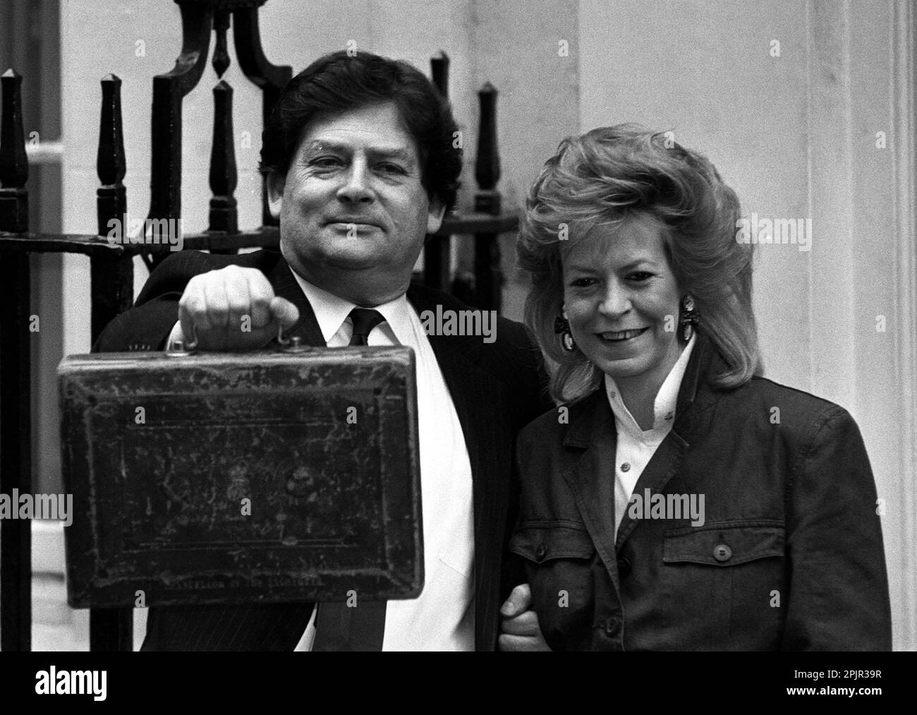 Photo du dossier datée du 14/03/89, du chancelier de l’Échiquier Nigel Lawson tenant sa boîte budgétaire avec son épouse Thérèse avant de présenter le budget à la Chambre des communes. L'ancien chancelier conservateur est décédé à l'âge de 91 ans. Date de publication : lundi 3 avril 2023. Banque D'Images