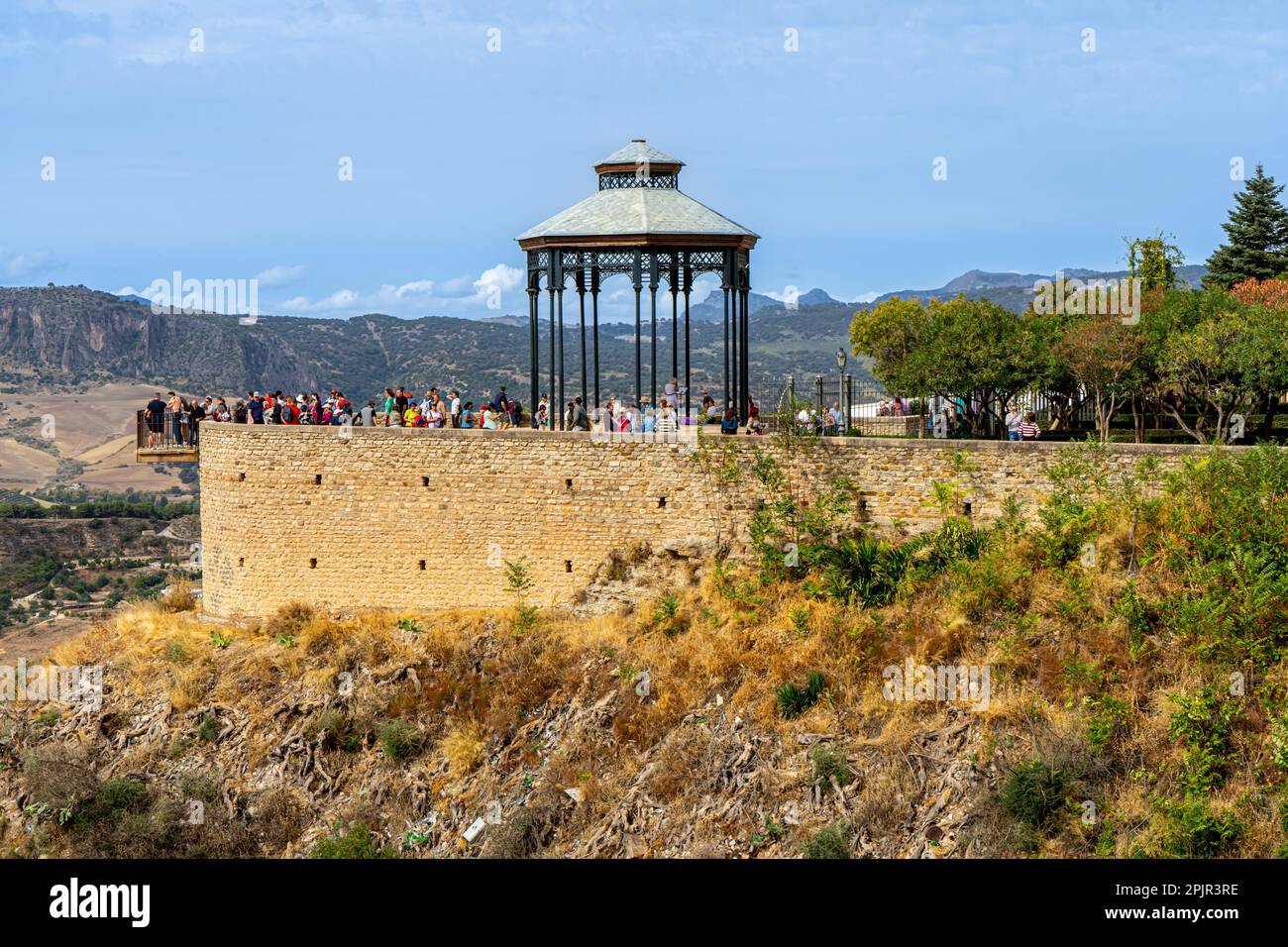 RONDA, ESPAGNE - 23 OCTOBRE 2022 : vue panoramique sur la falaise avec le kiosque du point de vue de Ronda, Espagne sur 23 octobre 2022 Banque D'Images